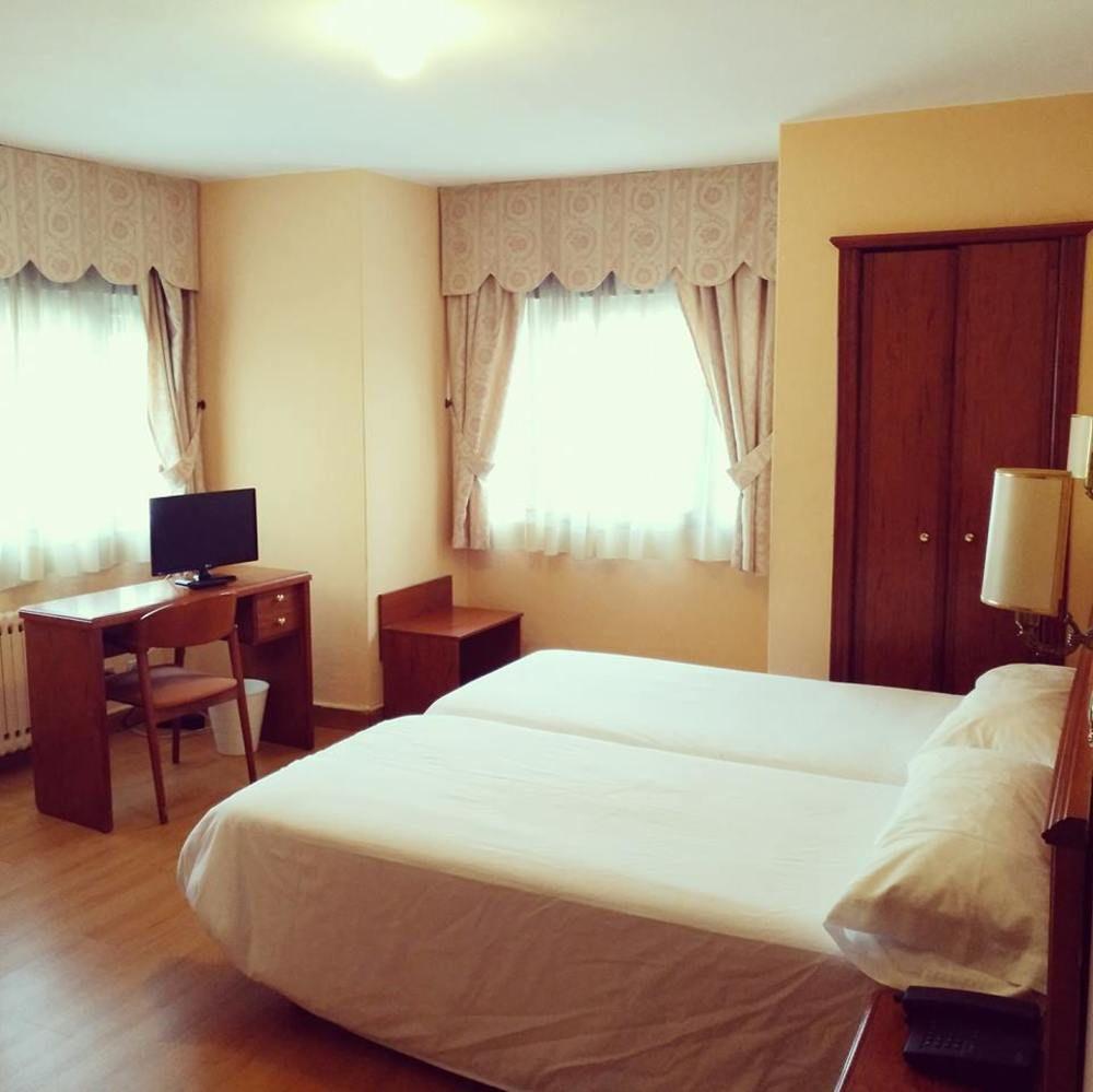 א-קורוניה Hotel Maycar מראה חיצוני תמונה